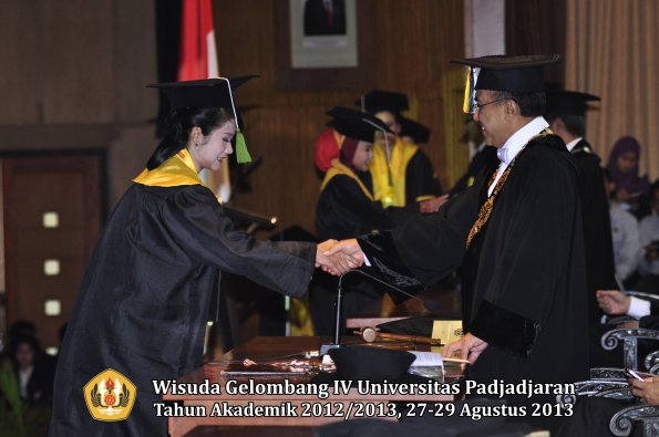 wisuda-unpad-gel-iv-ta-2012_2013-fakultas-kedokteran-oleh-rektor-132