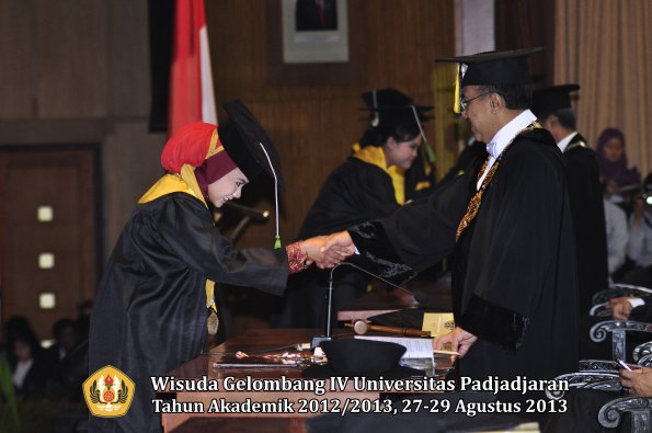 wisuda-unpad-gel-iv-ta-2012_2013-fakultas-kedokteran-oleh-rektor-133