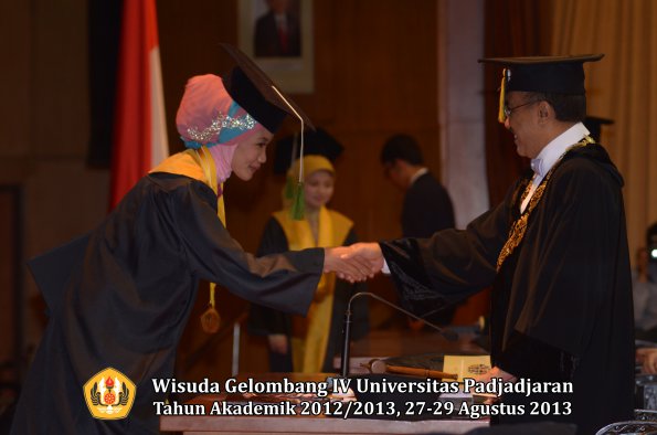 wisuda-unpad-gel-iv-ta-2012_2013-fakultas-kedokteran-oleh-rektor-136