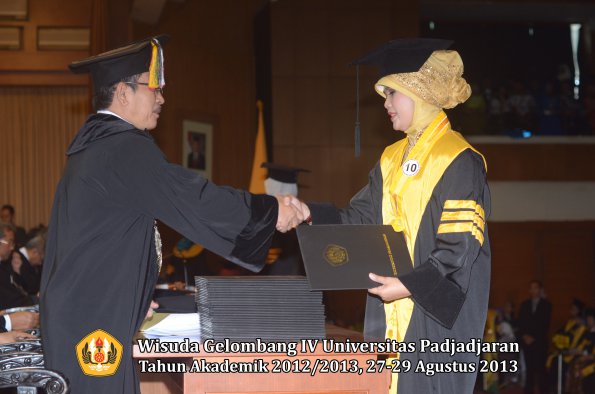 wisuda-unpad-gel-iv-ta-2012_2013-program-pascasarjana-oleh-direktur-pascasarjana-009