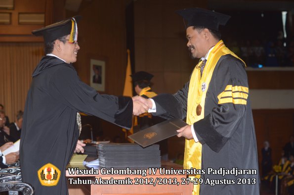 wisuda-unpad-gel-iv-ta-2012_2013-program-pascasarjana-oleh-direktur-pascasarjana-018