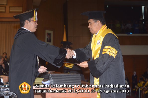 wisuda-unpad-gel-iv-ta-2012_2013-program-pascasarjana-oleh-direktur-pascasarjana-021