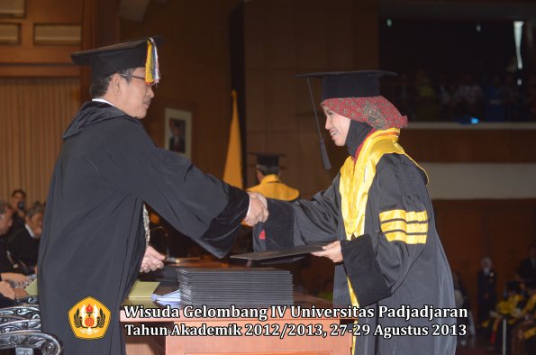 wisuda-unpad-gel-iv-ta-2012_2013-program-pascasarjana-oleh-direktur-pascasarjana-023