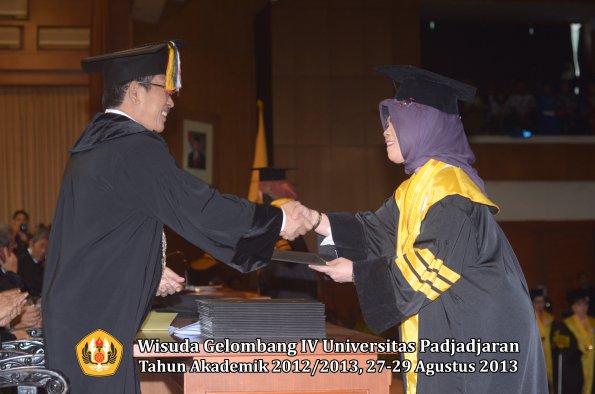 wisuda-unpad-gel-iv-ta-2012_2013-program-pascasarjana-oleh-direktur-pascasarjana-024