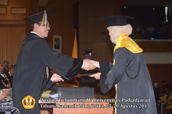 wisuda-unpad-gel-iv-ta-2012_2013-program-pascasarjana-oleh-direktur-pascasarjana-025