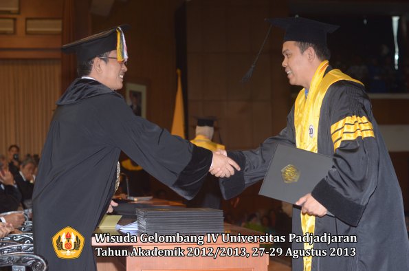 wisuda-unpad-gel-iv-ta-2012_2013-program-pascasarjana-oleh-direktur-pascasarjana-026