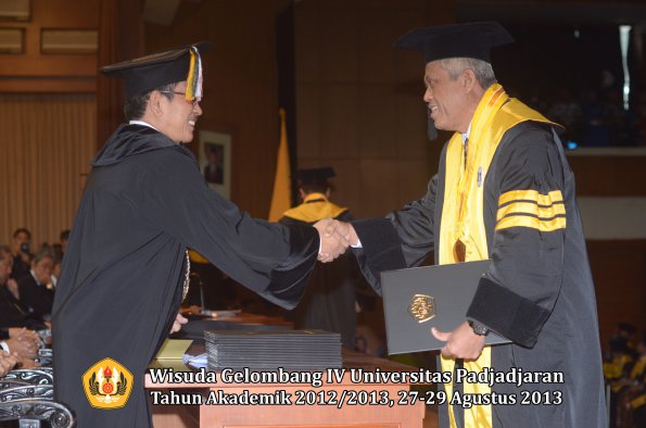 wisuda-unpad-gel-iv-ta-2012_2013-program-pascasarjana-oleh-direktur-pascasarjana-027