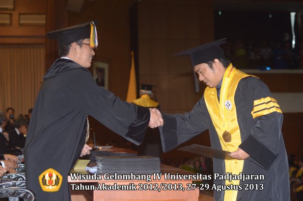 wisuda-unpad-gel-iv-ta-2012_2013-program-pascasarjana-oleh-direktur-pascasarjana-028