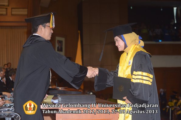 wisuda-unpad-gel-iv-ta-2012_2013-program-pascasarjana-oleh-direktur-pascasarjana-030