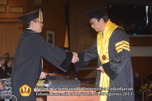 wisuda-unpad-gel-iv-ta-2012_2013-program-pascasarjana-oleh-direktur-pascasarjana-031