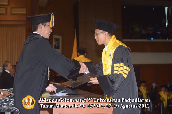 wisuda-unpad-gel-iv-ta-2012_2013-program-pascasarjana-oleh-direktur-pascasarjana-044