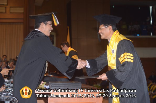 wisuda-unpad-gel-iv-ta-2012_2013-program-pascasarjana-oleh-direktur-pascasarjana-076