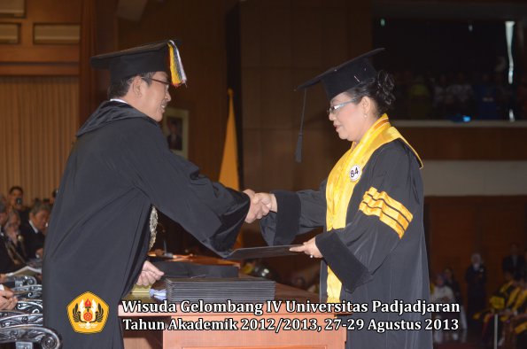 wisuda-unpad-gel-iv-ta-2012_2013-program-pascasarjana-oleh-direktur-pascasarjana-077