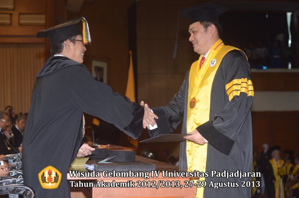 wisuda-unpad-gel-iv-ta-2012_2013-program-pascasarjana-oleh-direktur-pascasarjana-083