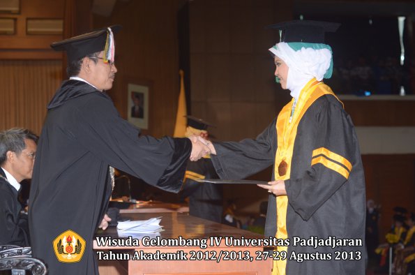 wisuda-unpad-gel-iv-ta-2012_2013-program-pascasarjana-oleh-direktur-pascasarjana-088