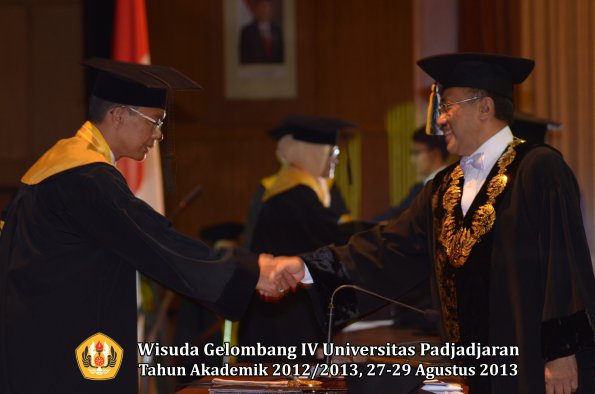 wisuda-unpad-gel-iv-ta-2012_2013-pascasarjana-oleh-rektor-001