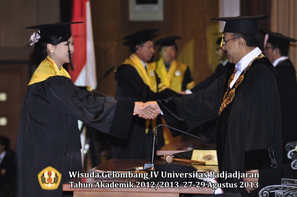 wisuda-unpad-gel-iv-ta-2012_2013-pascasarjana-oleh-rektor-015