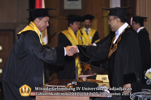 wisuda-unpad-gel-iv-ta-2012_2013-pascasarjana-oleh-rektor-016