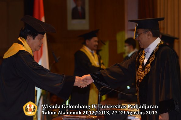 wisuda-unpad-gel-iv-ta-2012_2013-pascasarjana-oleh-rektor-017