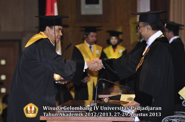 wisuda-unpad-gel-iv-ta-2012_2013-pascasarjana-oleh-rektor-021