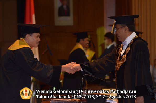 wisuda-unpad-gel-iv-ta-2012_2013-pascasarjana-oleh-rektor-037