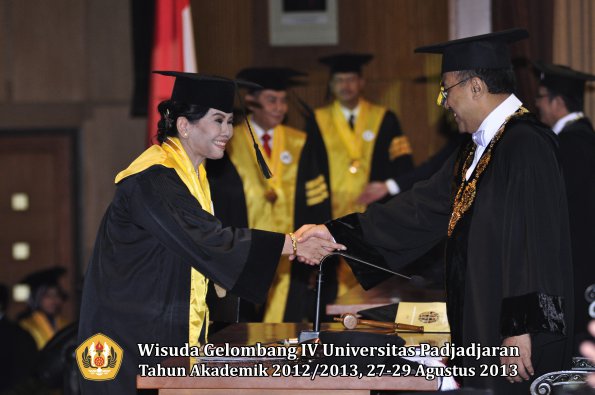 wisuda-unpad-gel-iv-ta-2012_2013-pascasarjana-oleh-rektor-039