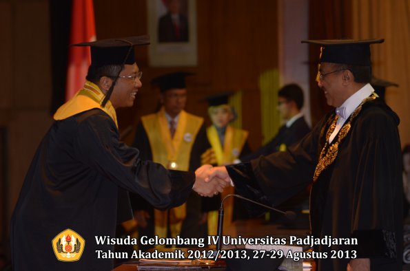 wisuda-unpad-gel-iv-ta-2012_2013-pascasarjana-oleh-rektor-052