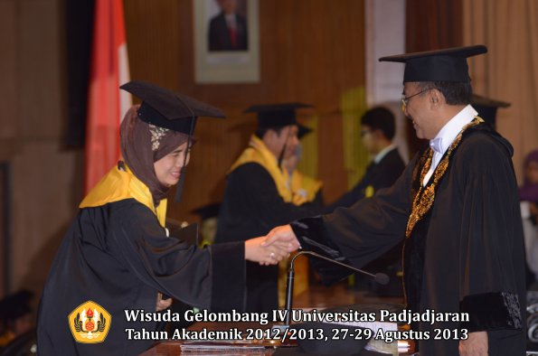 wisuda-unpad-gel-iv-ta-2012_2013-pascasarjana-oleh-rektor-061