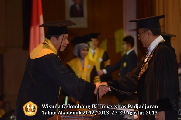 wisuda-unpad-gel-iv-ta-2012_2013-pascasarjana-oleh-rektor-062