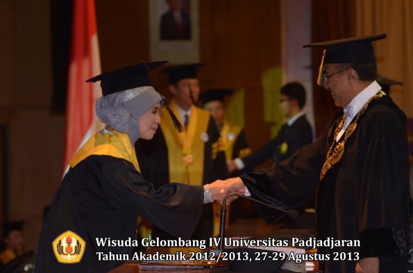 wisuda-unpad-gel-iv-ta-2012_2013-pascasarjana-oleh-rektor-063