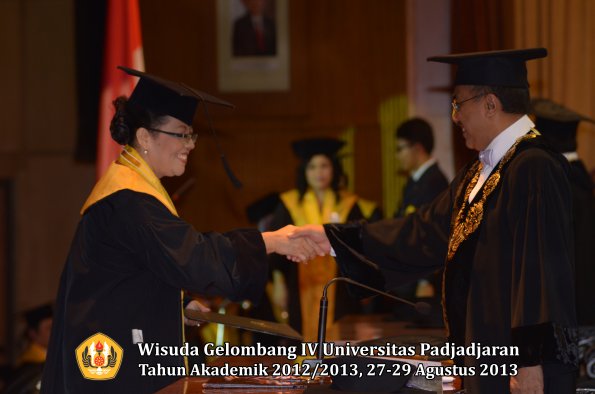 wisuda-unpad-gel-iv-ta-2012_2013-pascasarjana-oleh-rektor-082