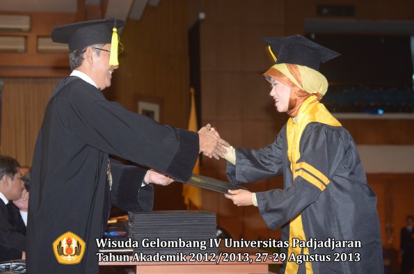 wisuda-unpad-gel-iv-ta-2012_2013-fakultas-ekonomi-dan-bisnis-oleh-dekan-001