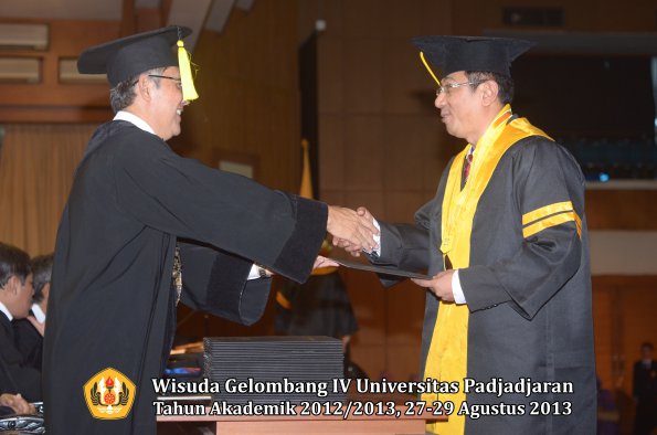 wisuda-unpad-gel-iv-ta-2012_2013-fakultas-ekonomi-dan-bisnis-oleh-dekan-002