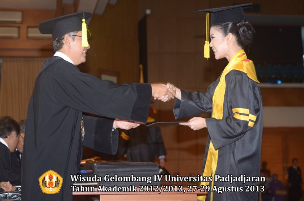 wisuda-unpad-gel-iv-ta-2012_2013-fakultas-ekonomi-dan-bisnis-oleh-dekan-010