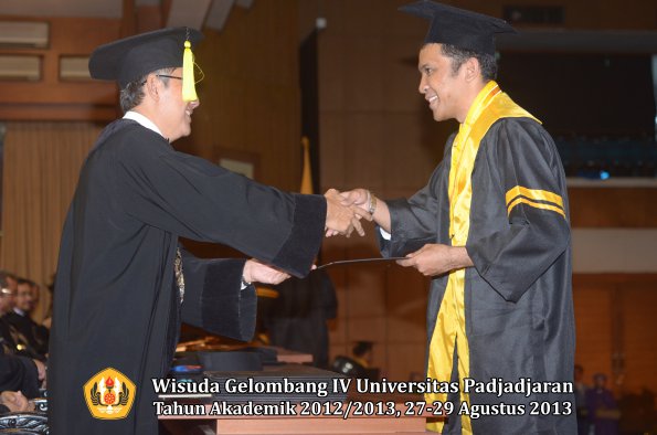 wisuda-unpad-gel-iv-ta-2012_2013-fakultas-ekonomi-dan-bisnis-oleh-dekan-022