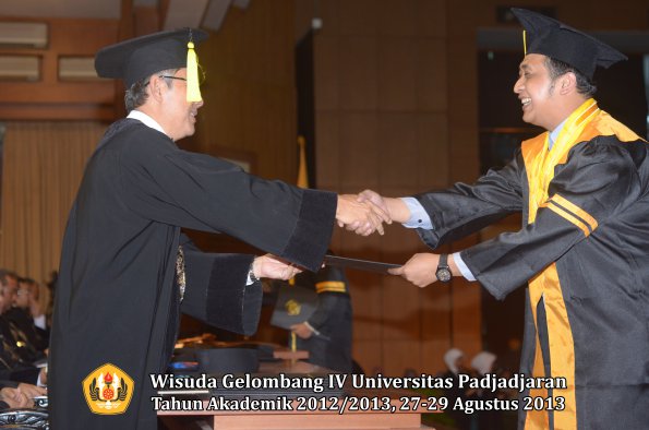 wisuda-unpad-gel-iv-ta-2012_2013-fakultas-ekonomi-dan-bisnis-oleh-dekan-025