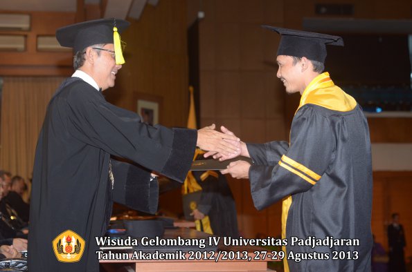 wisuda-unpad-gel-iv-ta-2012_2013-fakultas-ekonomi-dan-bisnis-oleh-dekan-027