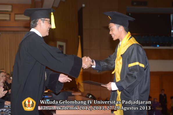 wisuda-unpad-gel-iv-ta-2012_2013-fakultas-ekonomi-dan-bisnis-oleh-dekan-028