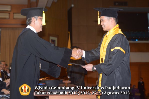 wisuda-unpad-gel-iv-ta-2012_2013-fakultas-ekonomi-dan-bisnis-oleh-dekan-029