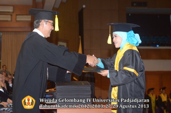 wisuda-unpad-gel-iv-ta-2012_2013-fakultas-ekonomi-dan-bisnis-oleh-dekan-036