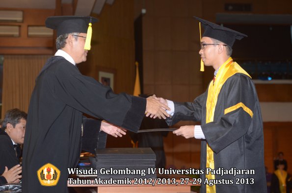 wisuda-unpad-gel-iv-ta-2012_2013-fakultas-ekonomi-dan-bisnis-oleh-dekan-045