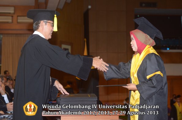 wisuda-unpad-gel-iv-ta-2012_2013-fakultas-ekonomi-dan-bisnis-oleh-dekan-048