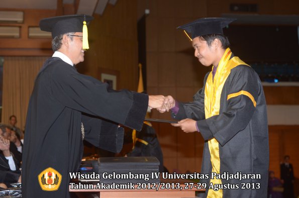 wisuda-unpad-gel-iv-ta-2012_2013-fakultas-ekonomi-dan-bisnis-oleh-dekan-050