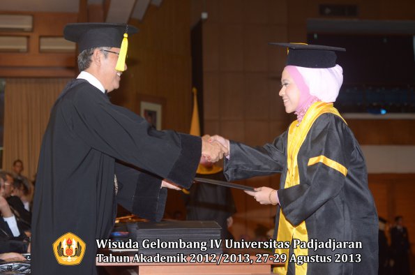 wisuda-unpad-gel-iv-ta-2012_2013-fakultas-ekonomi-dan-bisnis-oleh-dekan-053