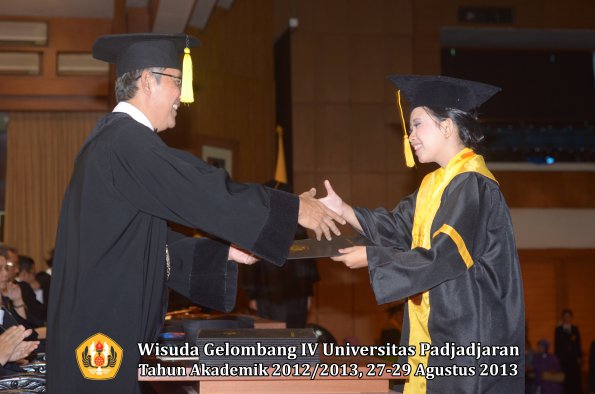 wisuda-unpad-gel-iv-ta-2012_2013-fakultas-ekonomi-dan-bisnis-oleh-dekan-059