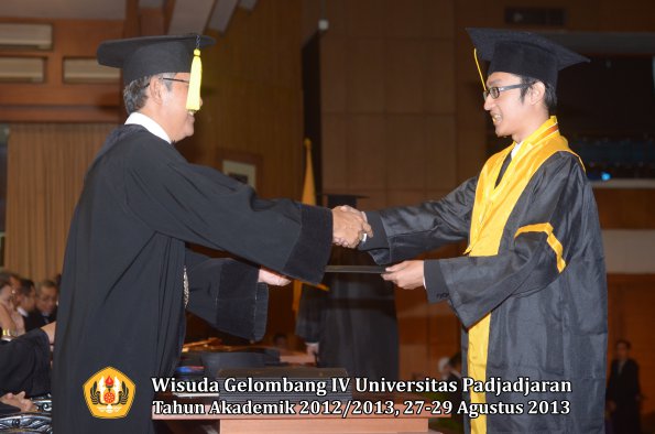 wisuda-unpad-gel-iv-ta-2012_2013-fakultas-ekonomi-dan-bisnis-oleh-dekan-062