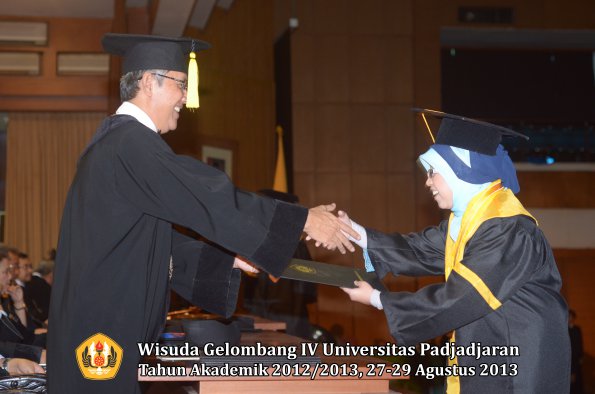 wisuda-unpad-gel-iv-ta-2012_2013-fakultas-ekonomi-dan-bisnis-oleh-dekan-070