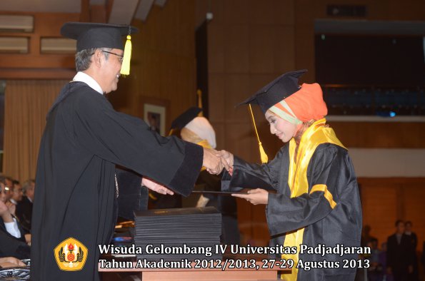 wisuda-unpad-gel-iv-ta-2012_2013-fakultas-ekonomi-dan-bisnis-oleh-dekan-079