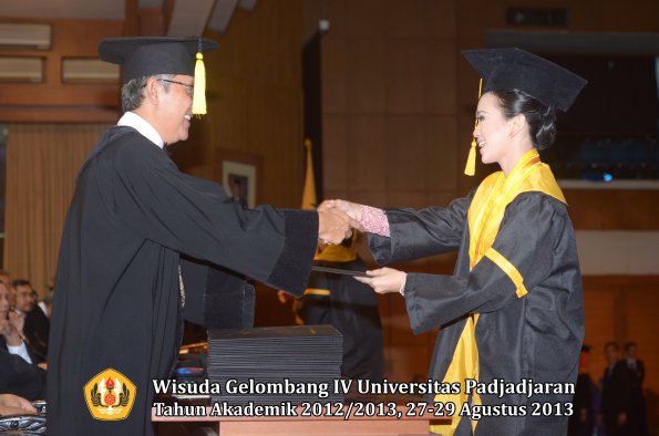 wisuda-unpad-gel-iv-ta-2012_2013-fakultas-ekonomi-dan-bisnis-oleh-dekan-081