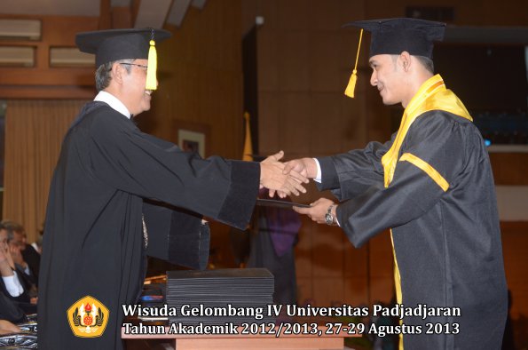 wisuda-unpad-gel-iv-ta-2012_2013-fakultas-ekonomi-dan-bisnis-oleh-dekan-085